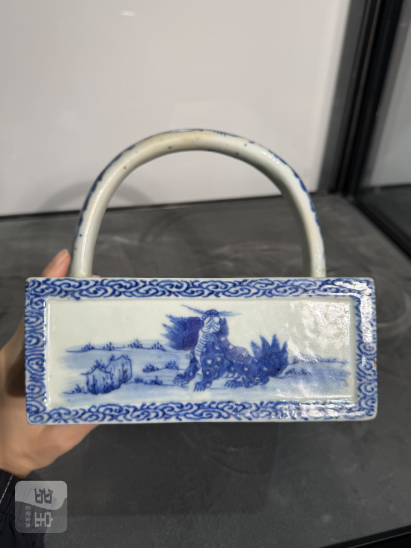 清嘉庆青花瑞兽花卉诗文提梁方洗 - 图3